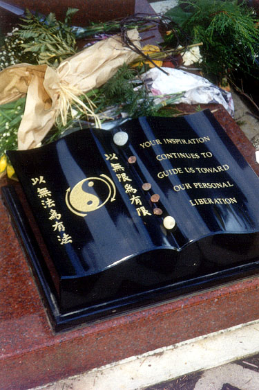 Bruce Lee Grave2.jpg